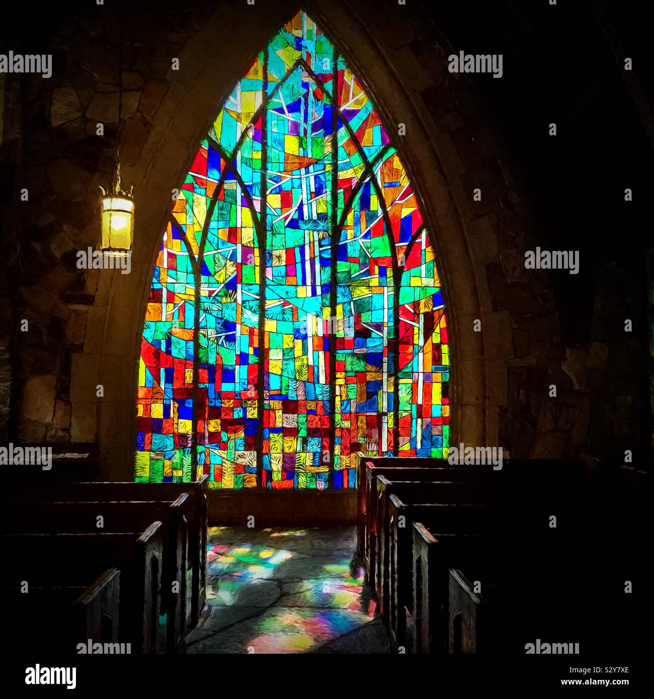 Finestra di vetro colorato e di riflessione all'interno di una vecchia chiesa con trama effetti artistici. Foto Stock