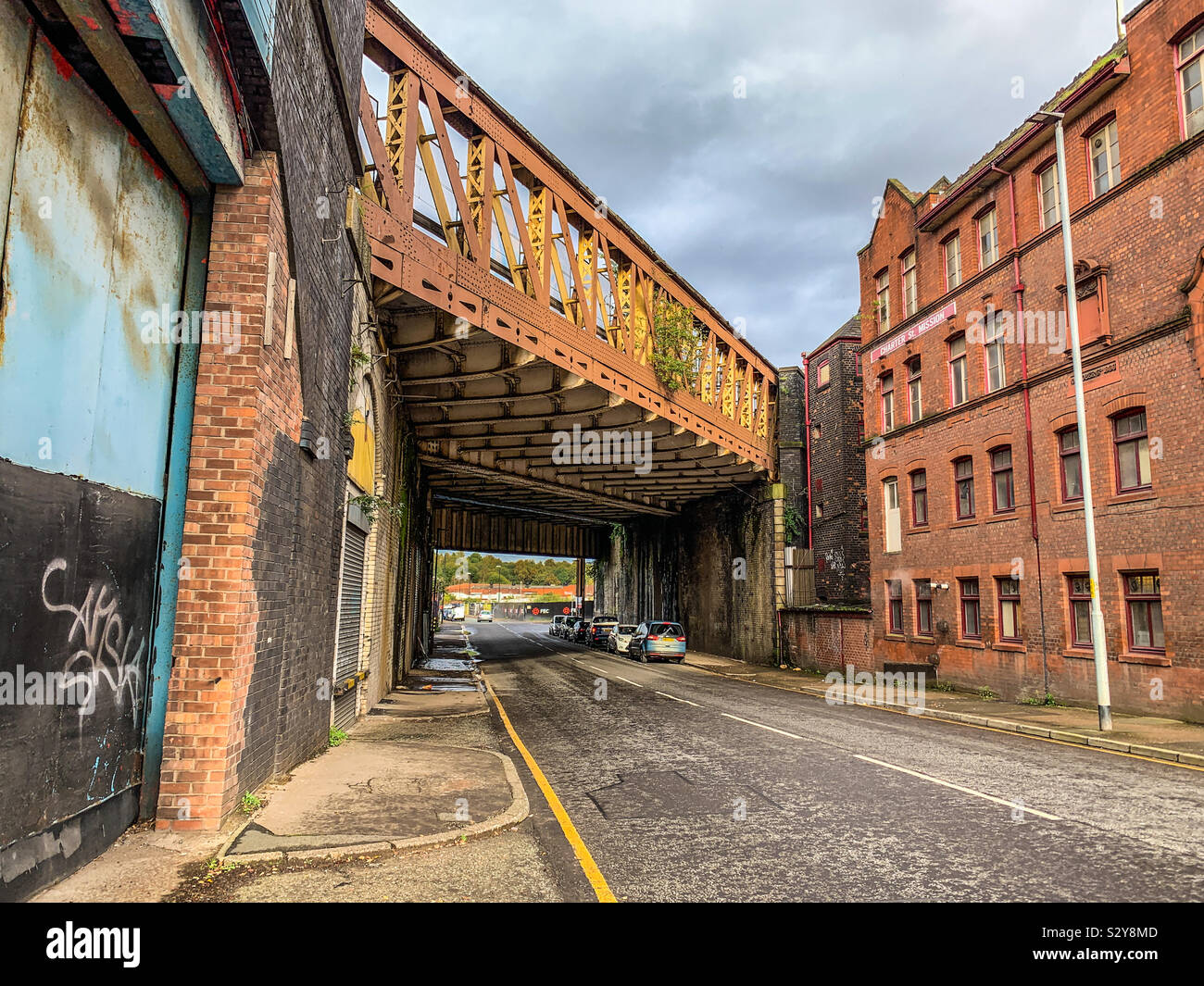 Ponte ferroviario al Dantzic Street a nord del Manchester City Centre Foto Stock