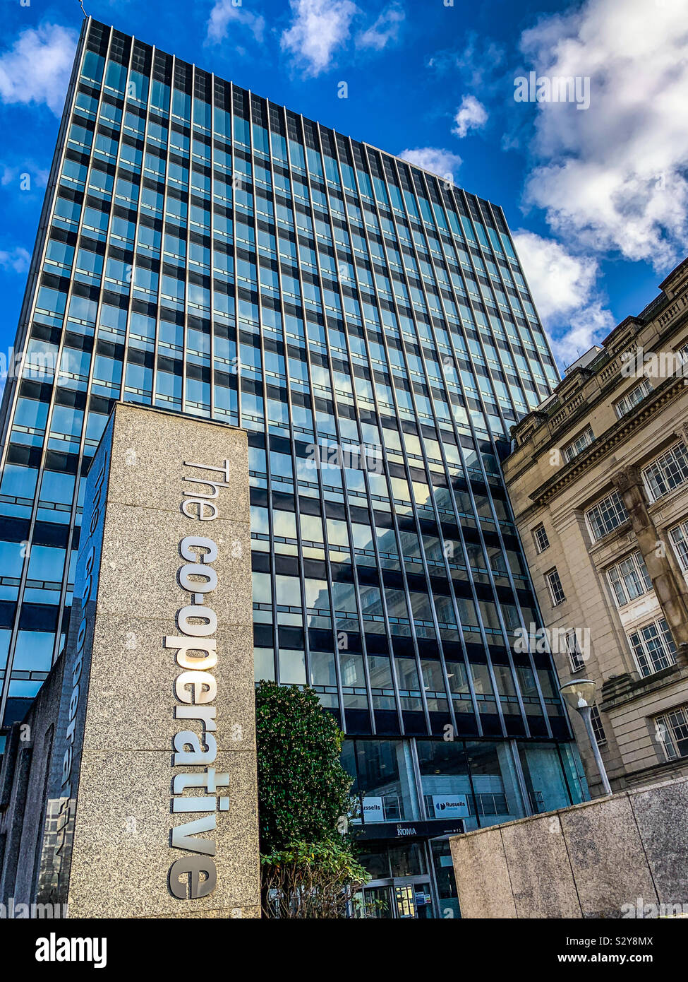 La sede centrale della cooperativa CIS gruppo assicurativo in Manchester City Centre - Immagine stock catturata con smartphone