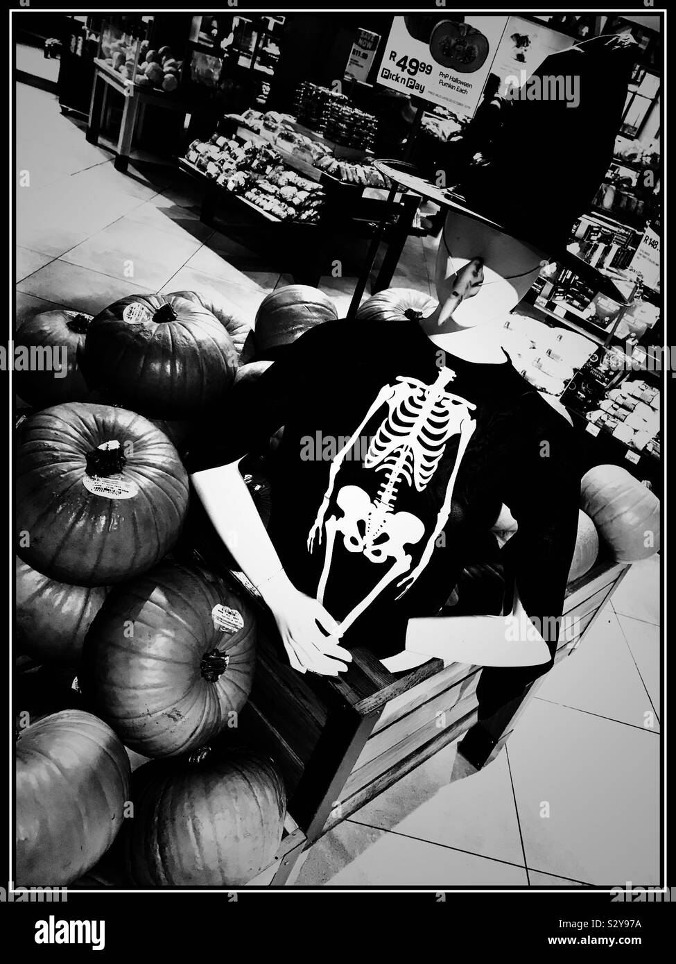 Zucche in vendita per Halloween. Foto in bianco e nero. Foto Stock