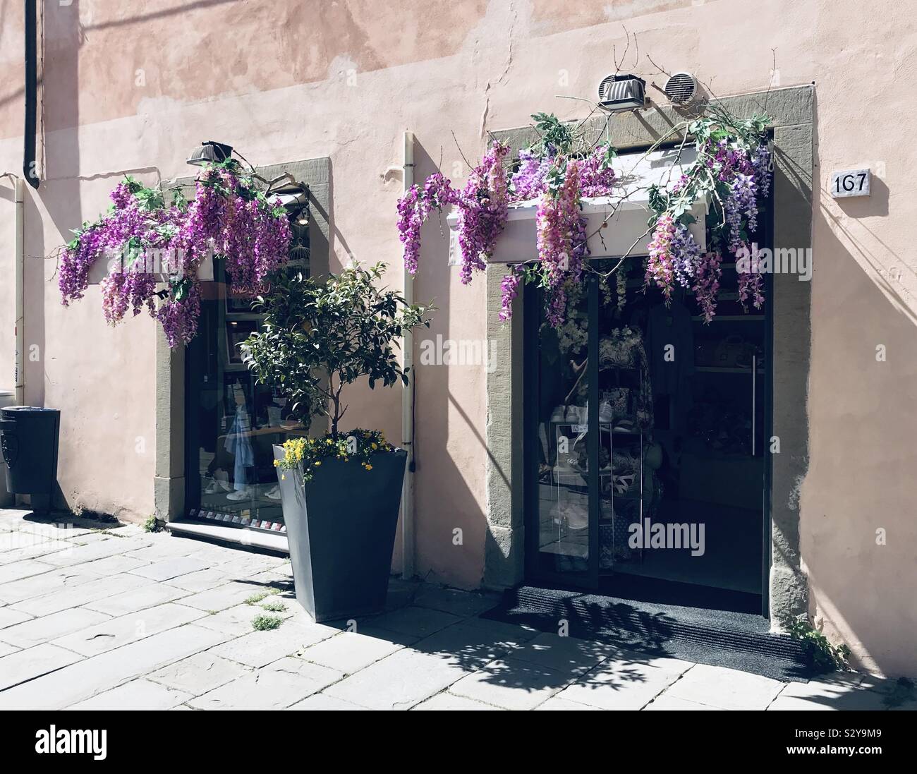Negozio floreale ingresso nella soleggiata Italia ☀️ Foto Stock