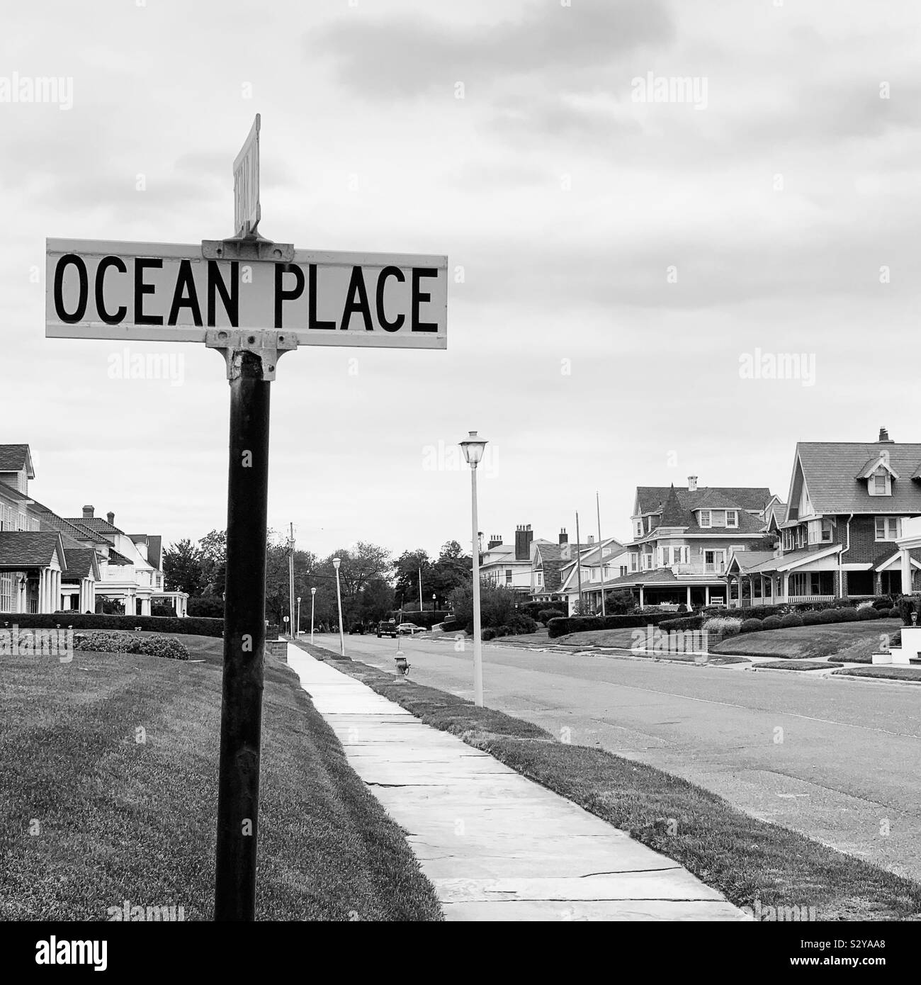 Immagine in bianco e nero di segnaletica stradale e di abitazioni del fuori stagione, Allenhurst, Monmouth County, New Jersey, Stati Uniti - Immagine stock catturata con smartphone
