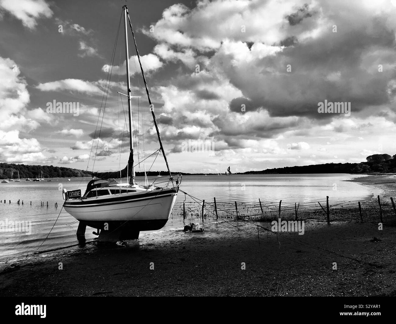 Home dal mare: barca a riposo sul fiume Orwell, Suffolk Foto Stock