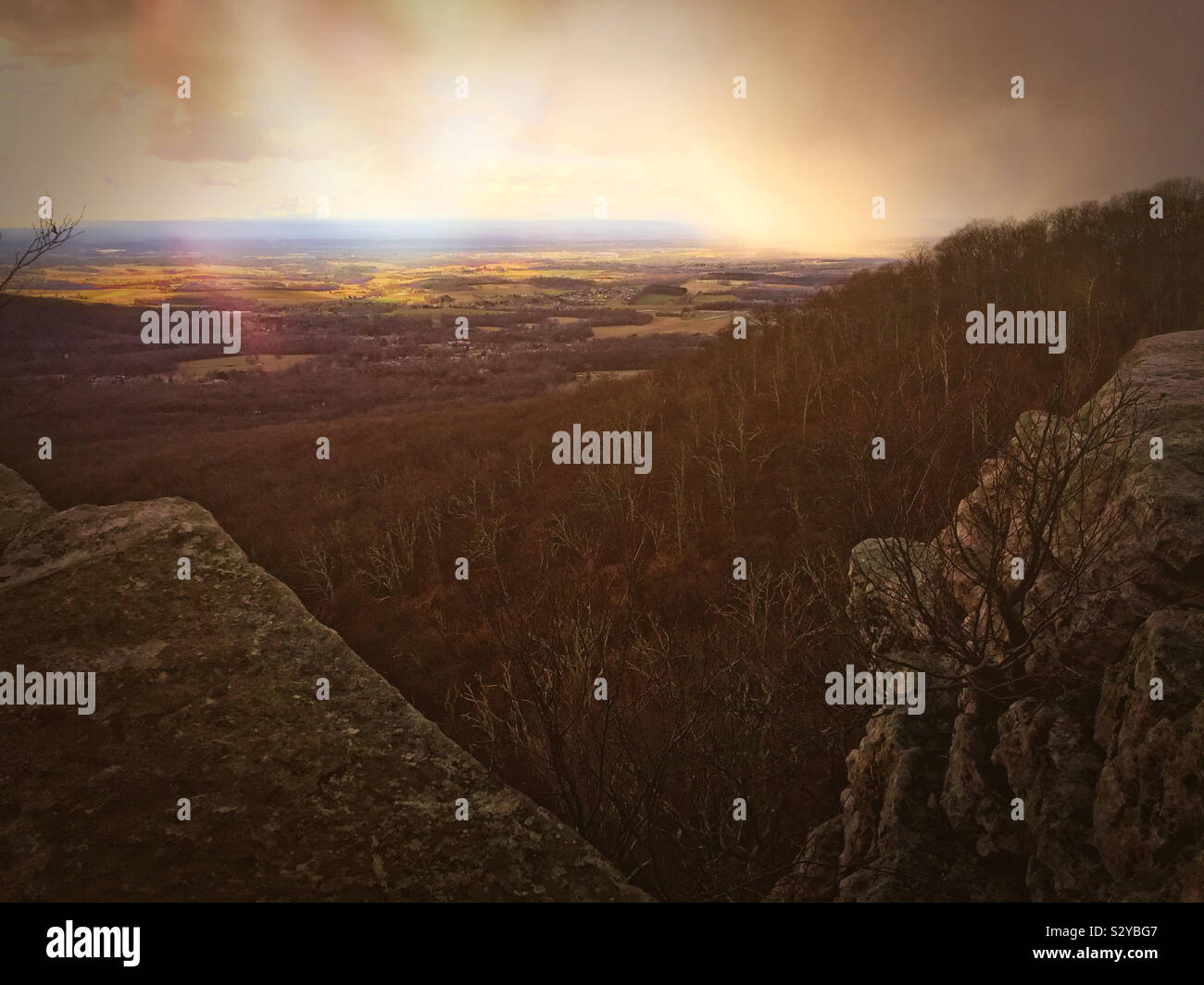 Vista panoramica da Annapolis le rocce nella zona nord-ovest del Maryland negli Stati Uniti. Una tempesta si sta avvicinando nel lontano la distanza. Foto Stock