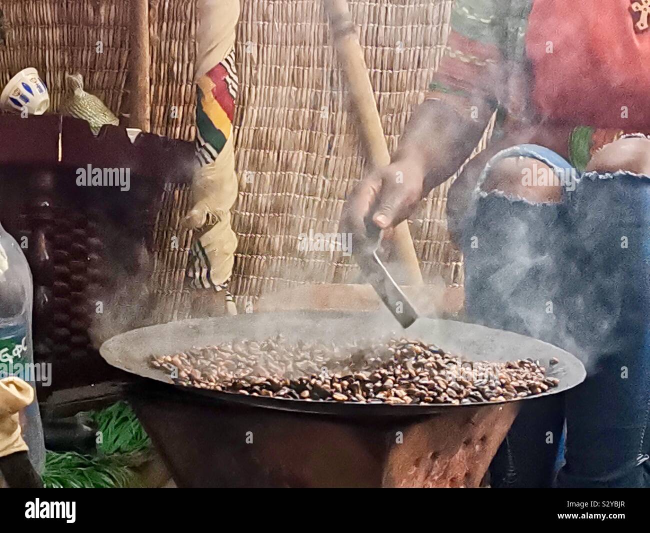 Torrefazione di caffè in una piccola etiope tradizionale caffetteria. - Immagine stock catturata con smartphone
