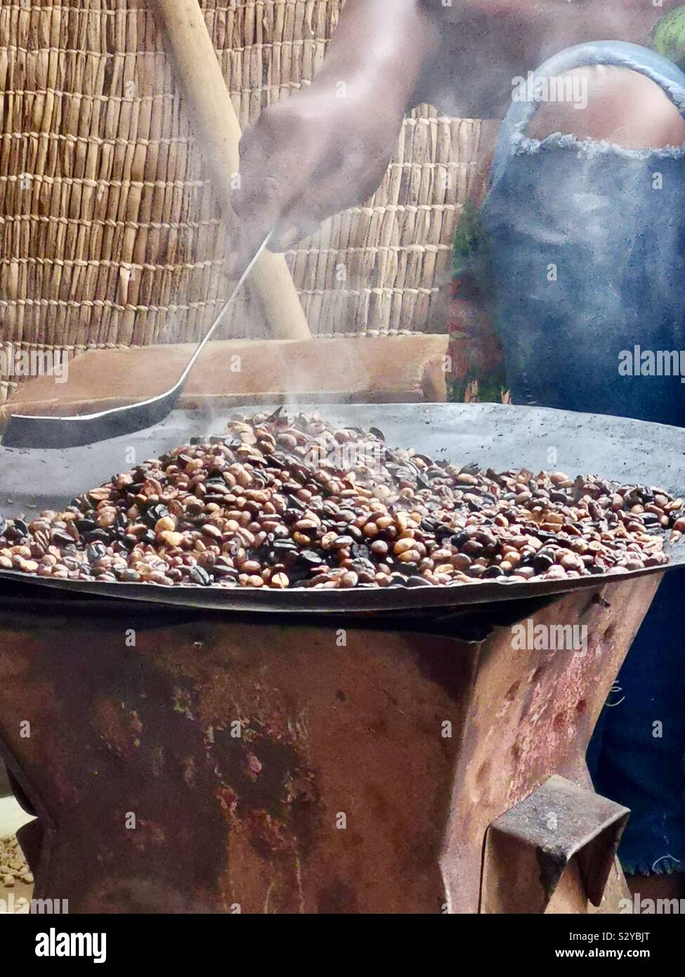 Torrefazione di caffè in una piccola etiope tradizionale caffetteria. - Immagine stock catturata con smartphone