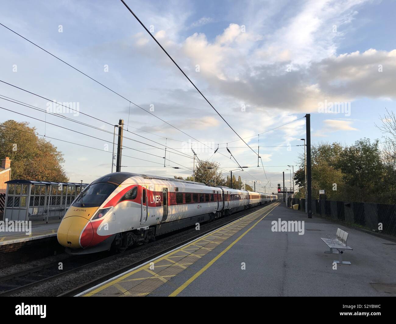 LNER Azuma treno sulla east coast main line a Northallerton, North Yorkshire, Inghilterra, Regno Unito - Immagine stock catturata con smartphone