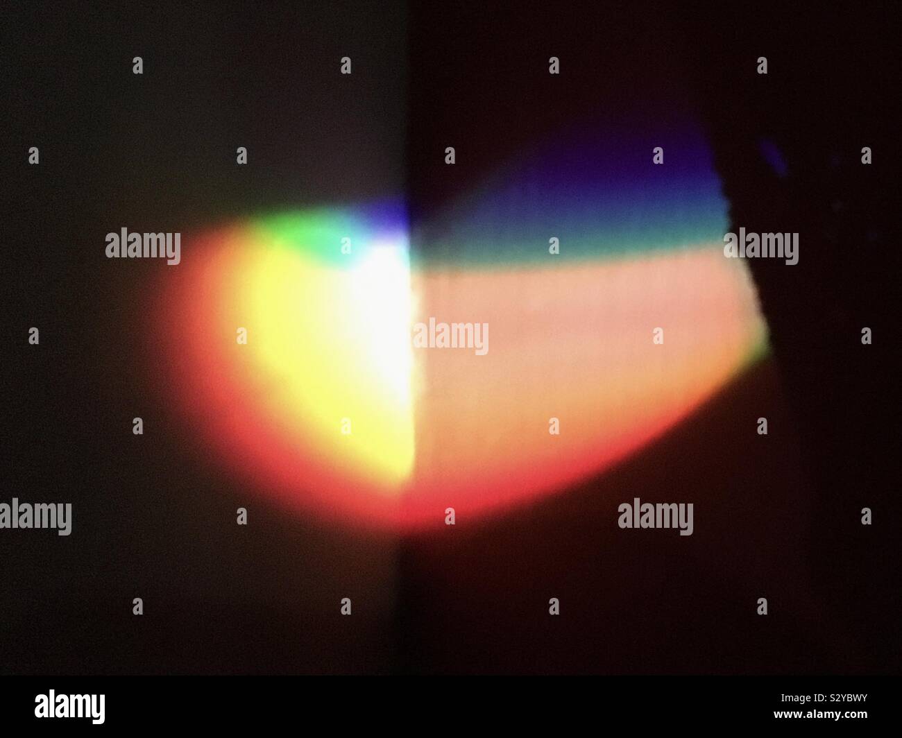 Bellissimo Arcobaleno rifrazione della luce sulla parete Foto Stock
