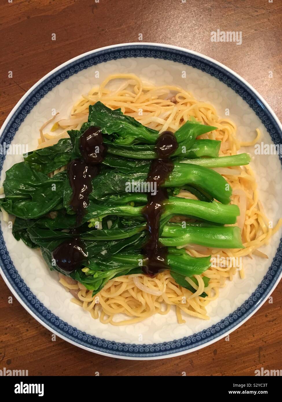 Noodle con broccoli cinesi Foto Stock
