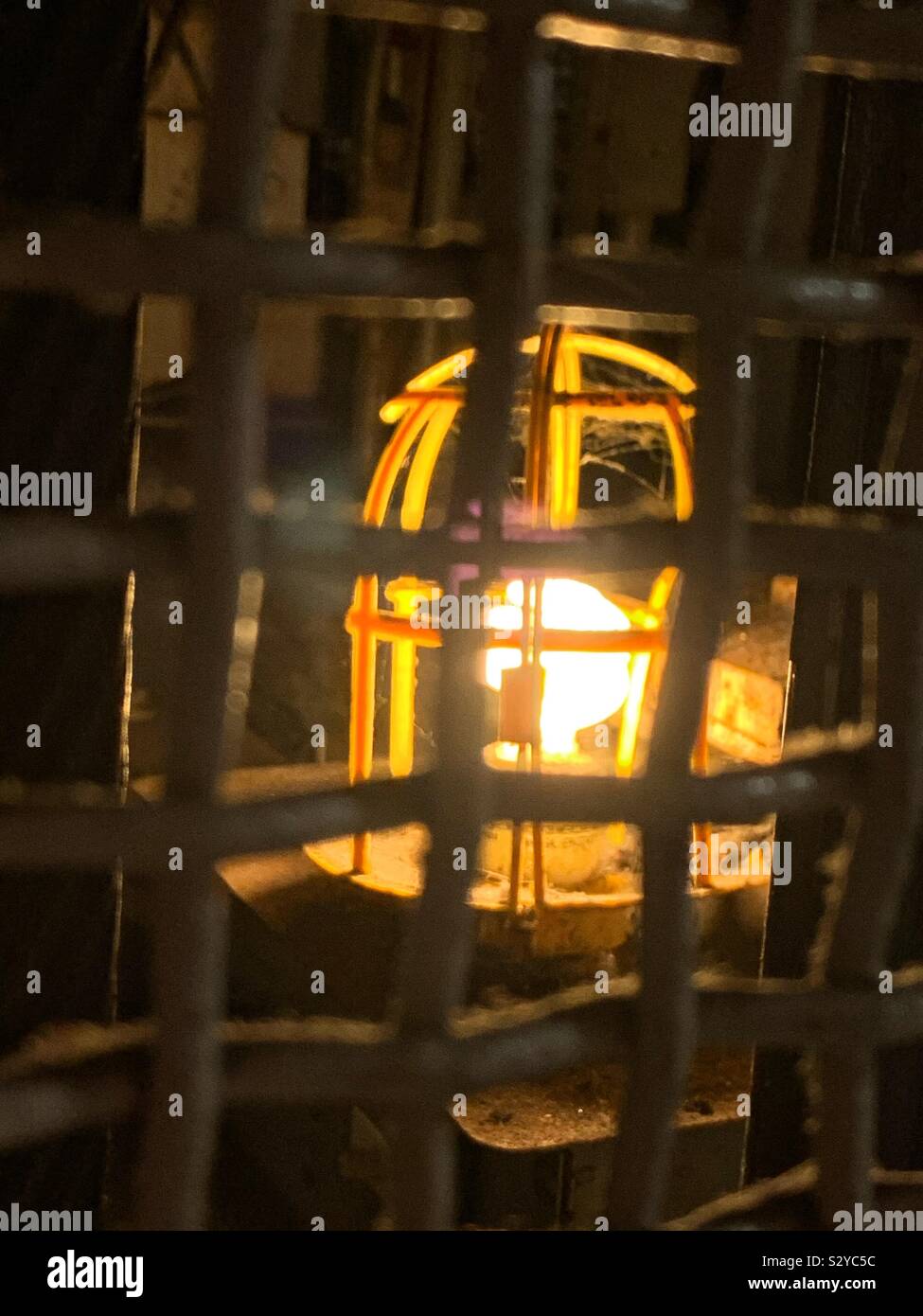 Illuminata di grado industriale lanterna luce dietro il forte e schermo pesante Foto Stock