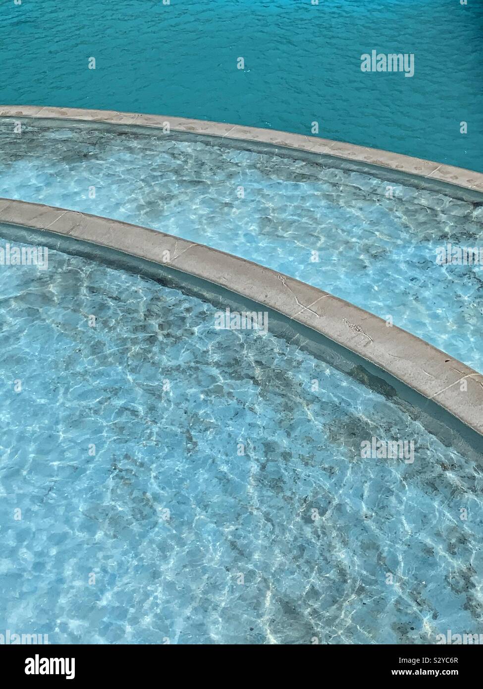 Stile minimalista ed elegante vista di diversi livelli di una grande fontana di acqua di piscina. Foto Stock