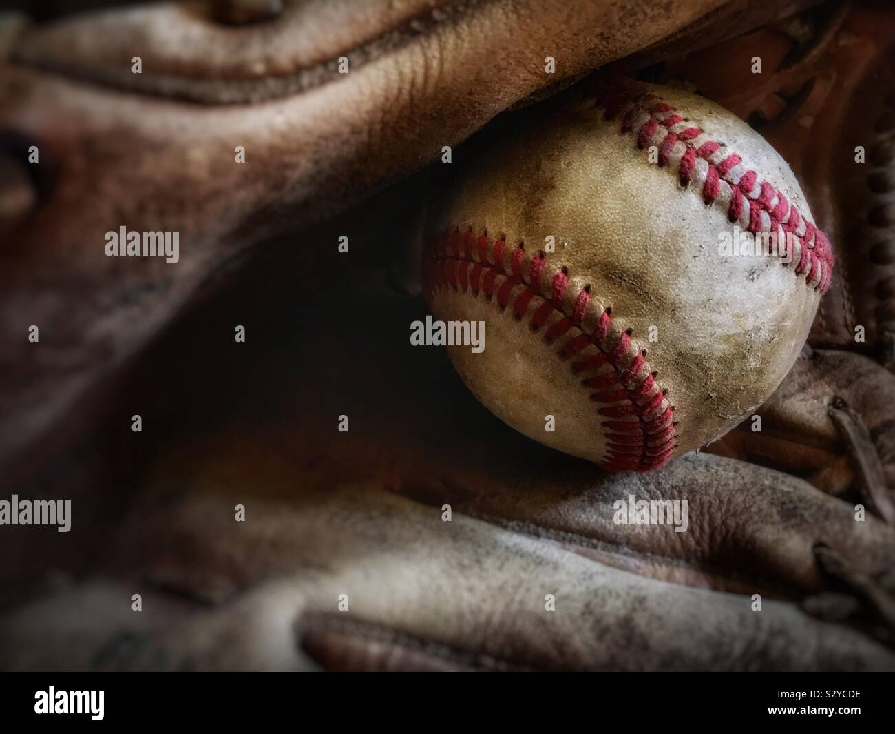 Primo piano di un baseball a spiovente e guanto Foto Stock