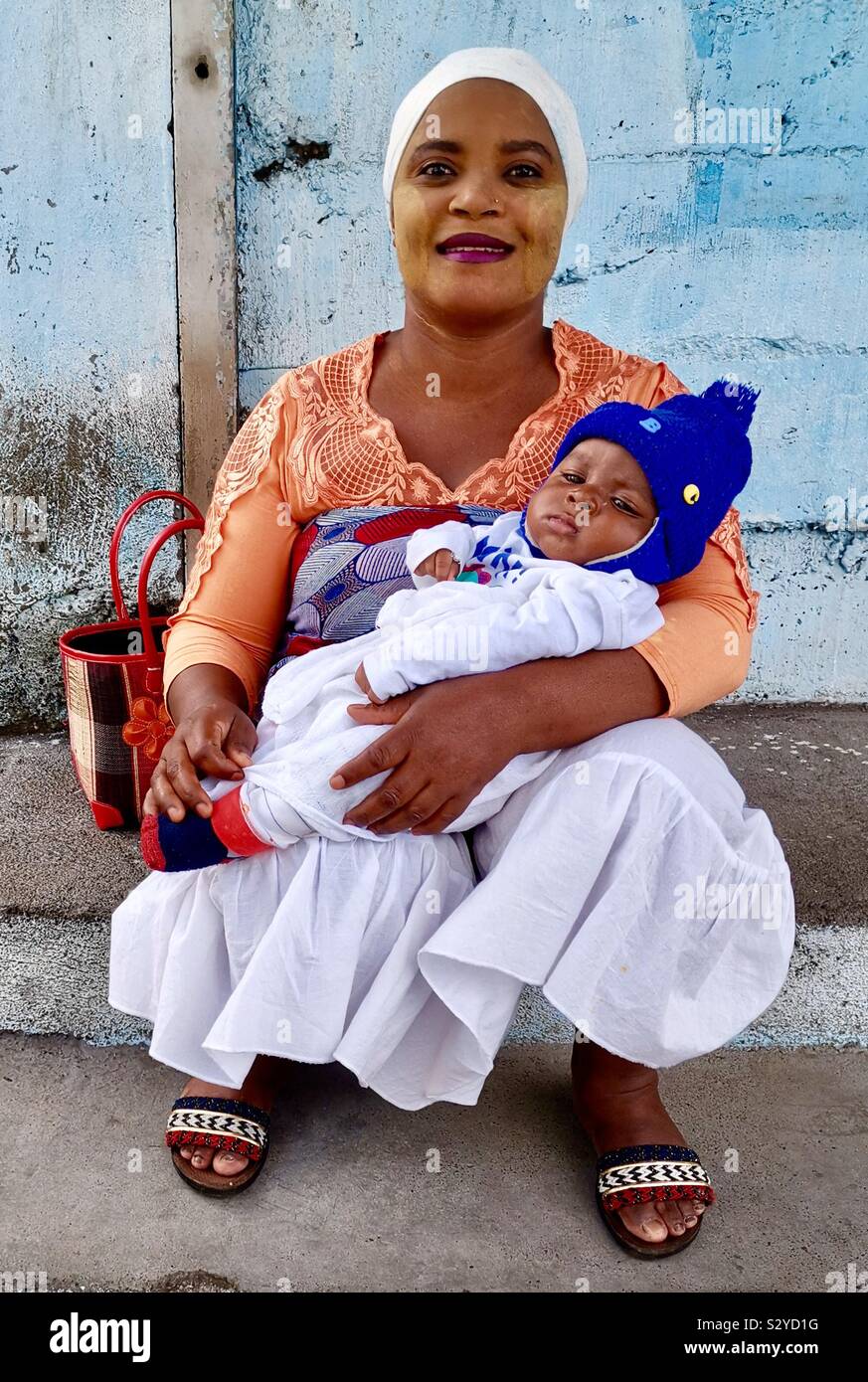 Ritratto di una donna delle Comore e il suo bambino. Foto Stock
