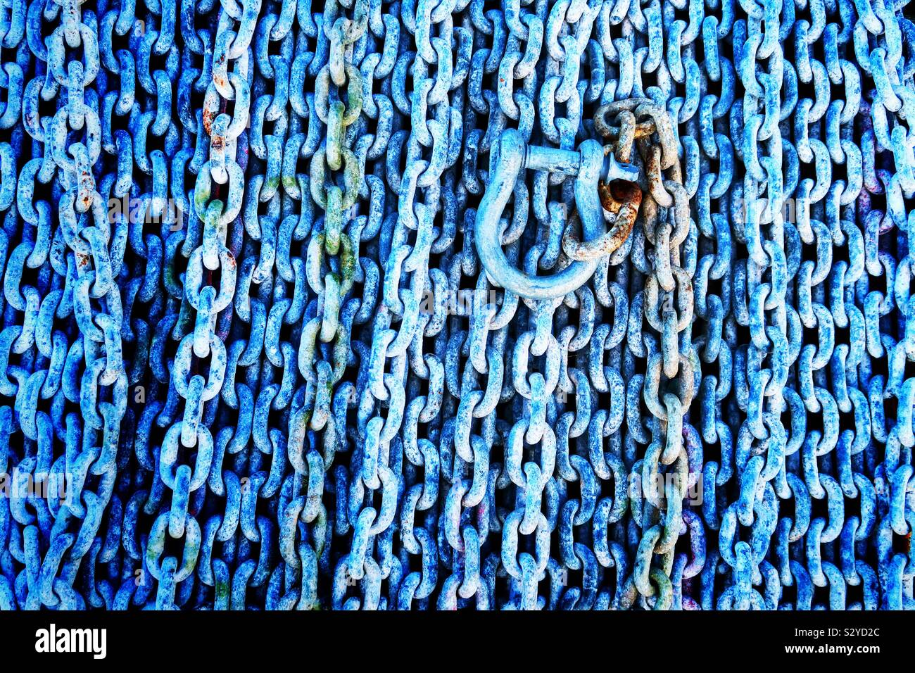 Catena industriale di colore blu con gancio di bloccaggio - Immagine stock catturata con smartphone