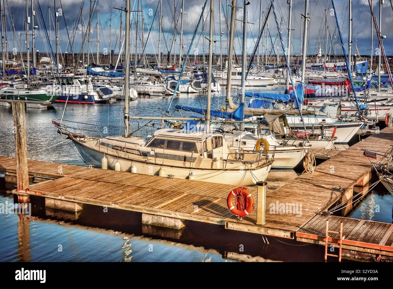 Porto turistico di Troon con yacht e barche ormeggiati, Ayrshire, Scozia, Regno Unito - Immagine stock catturata con smartphone