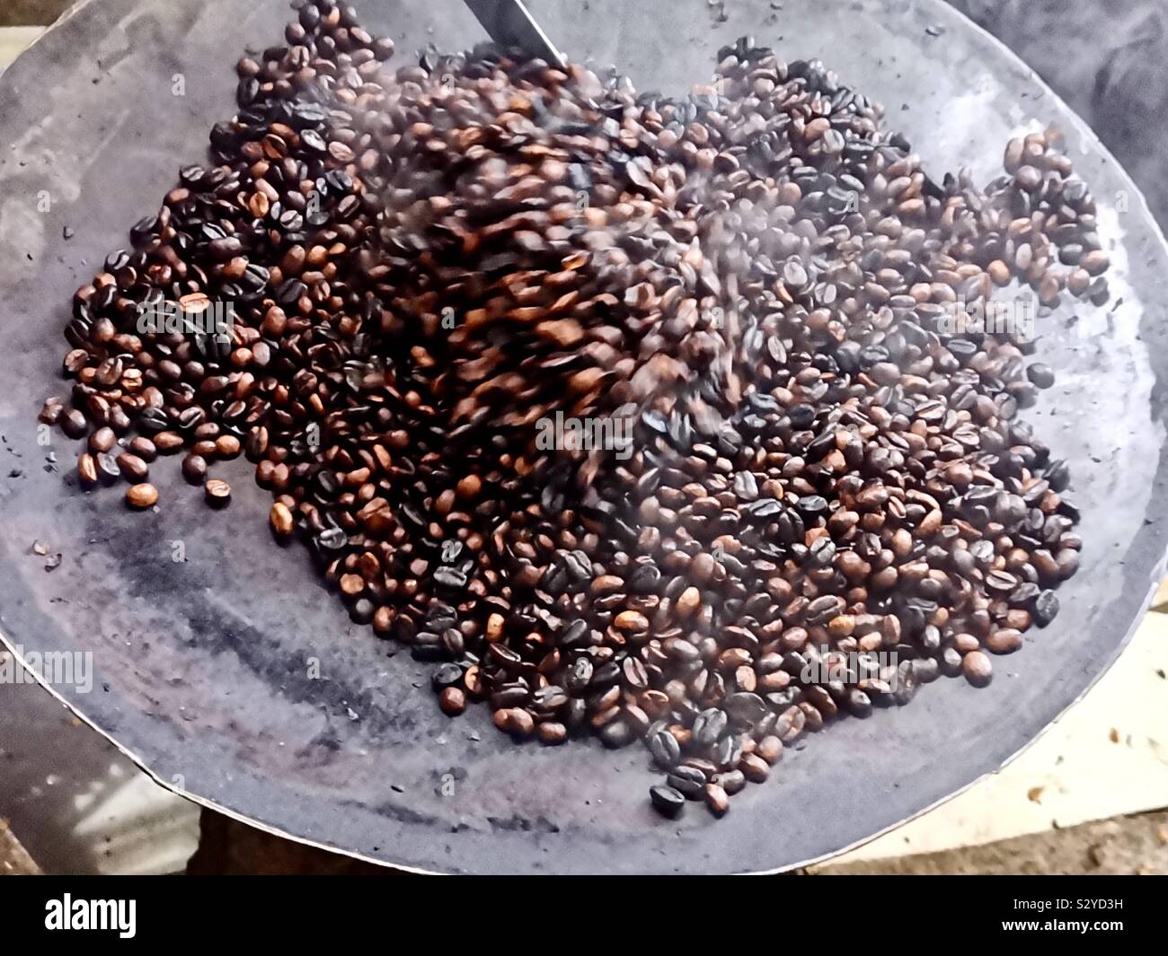 Fresco di torrefazione caffè etiope. - Immagine stock catturata con smartphone