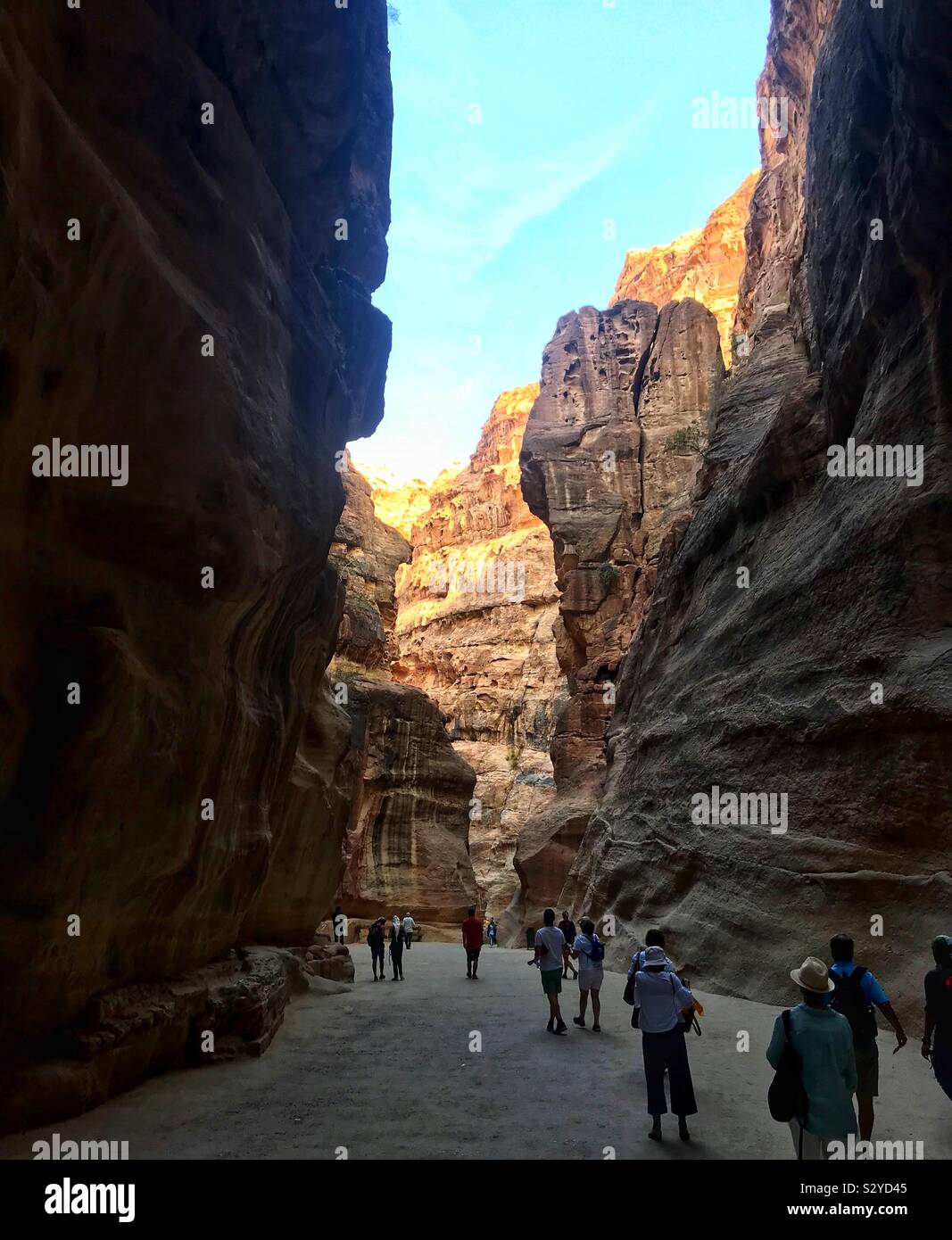 Passeggiate attraverso il siq di Petra. Giordania Foto Stock