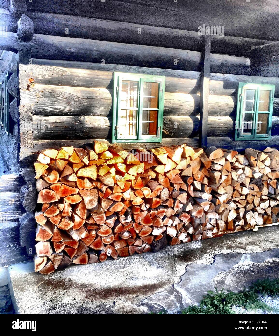 Vecchia casa in legno per l'inverno Foto Stock