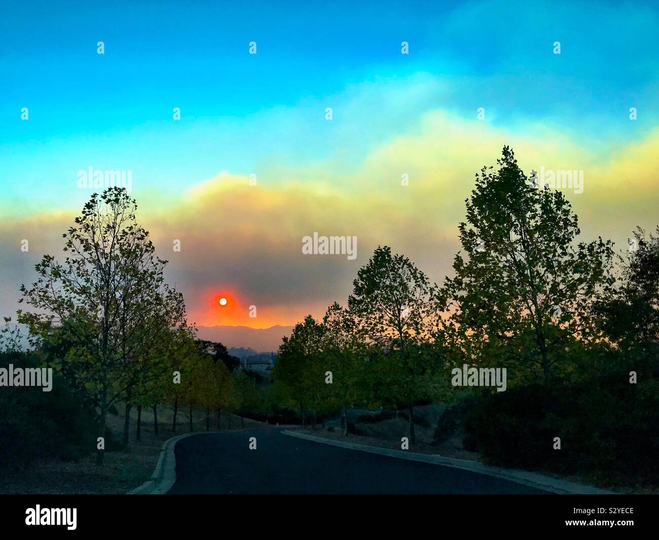 Tramonto attraverso le nuvole di fumo dalla California incendi Foto Stock