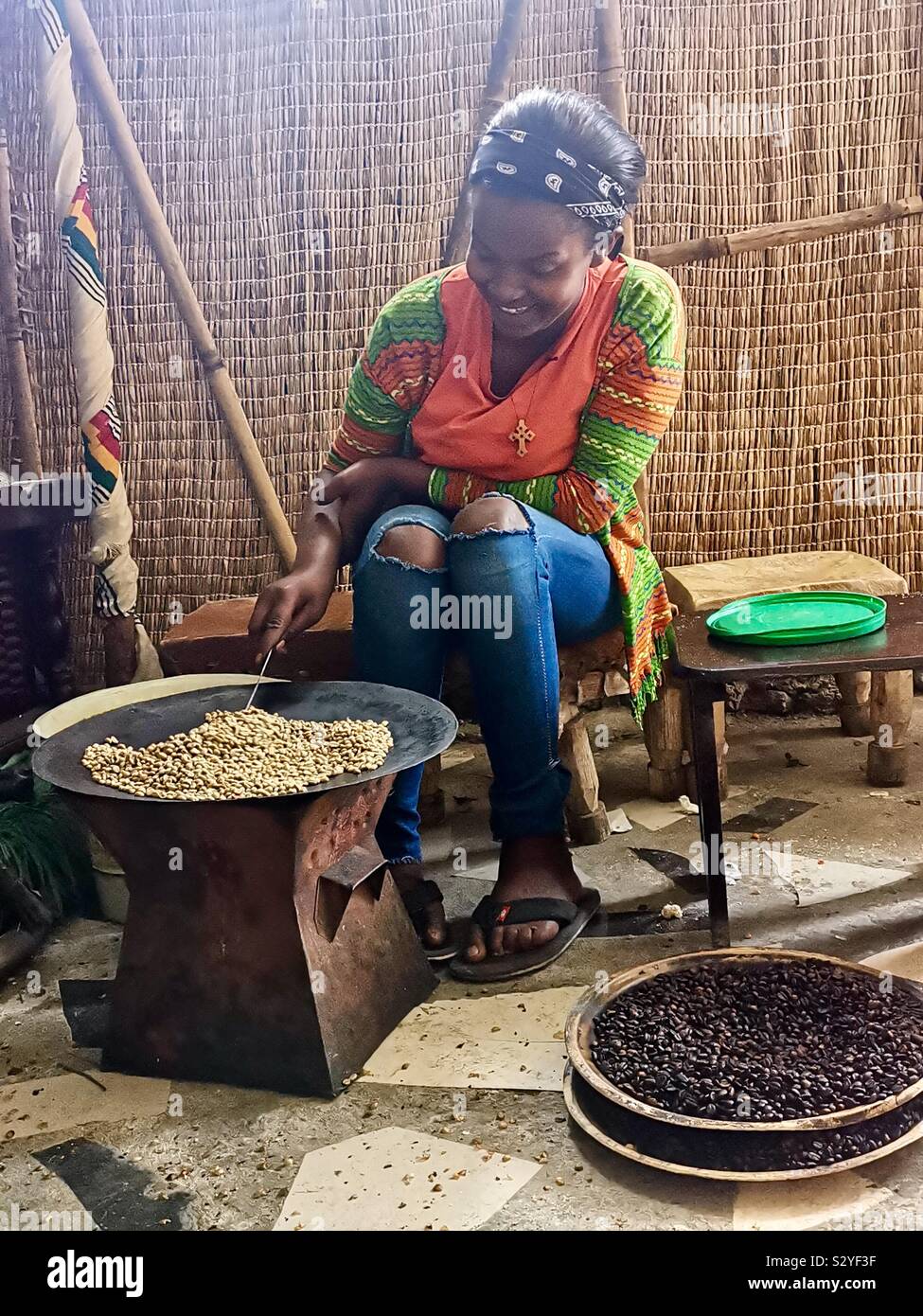 Torrefazione di caffè in una piccola etiope tradizionale caffetteria. - Immagine stock catturata con smartphone