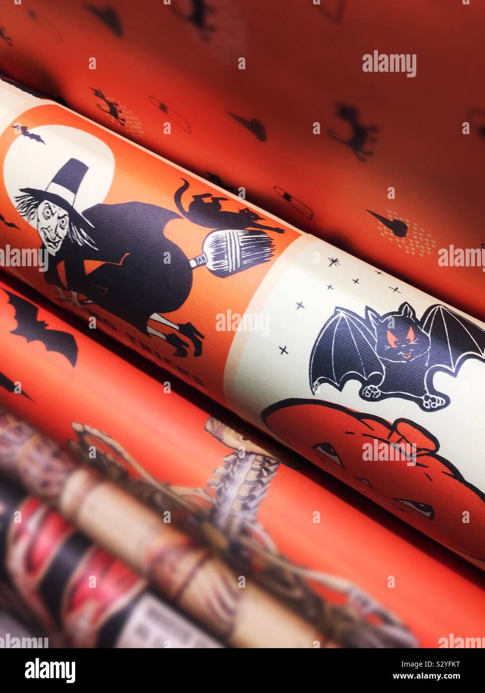 Display di Halloween di Halloween themed la carta di avvolgimento, STATI UNITI D'AMERICA - Immagine stock catturata con smartphone