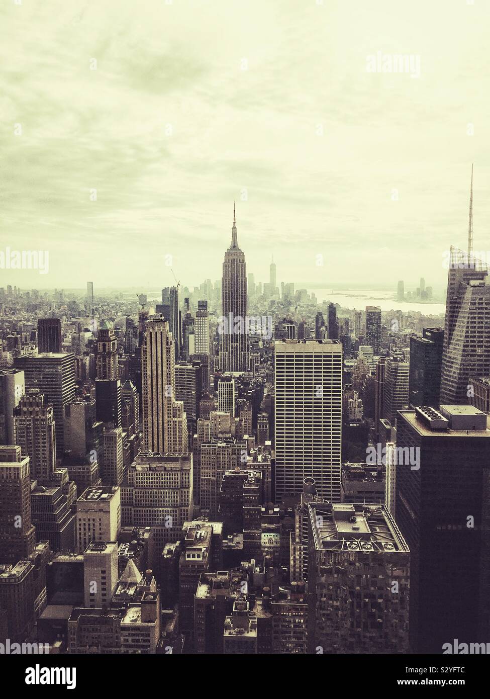 Vista dell'Empire State Building dalla sommità della roccia, New York City, Stati Uniti d'America. - Immagine stock catturata con smartphone