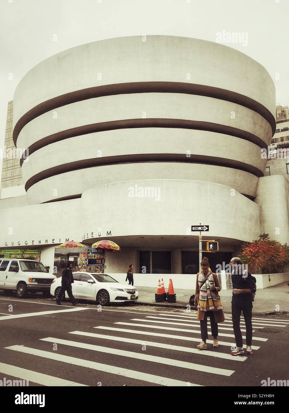 Il Museo Guggenheim, Fifth Avenue, Nee York City, Stati Uniti d'America. - Immagine stock catturata con smartphone