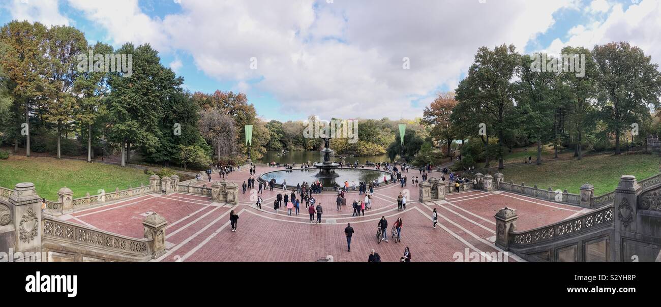 Fontana di Bethesda e terrazza, al Central Park di New York City, Stati Uniti d'America. - Immagine stock catturata con smartphone
