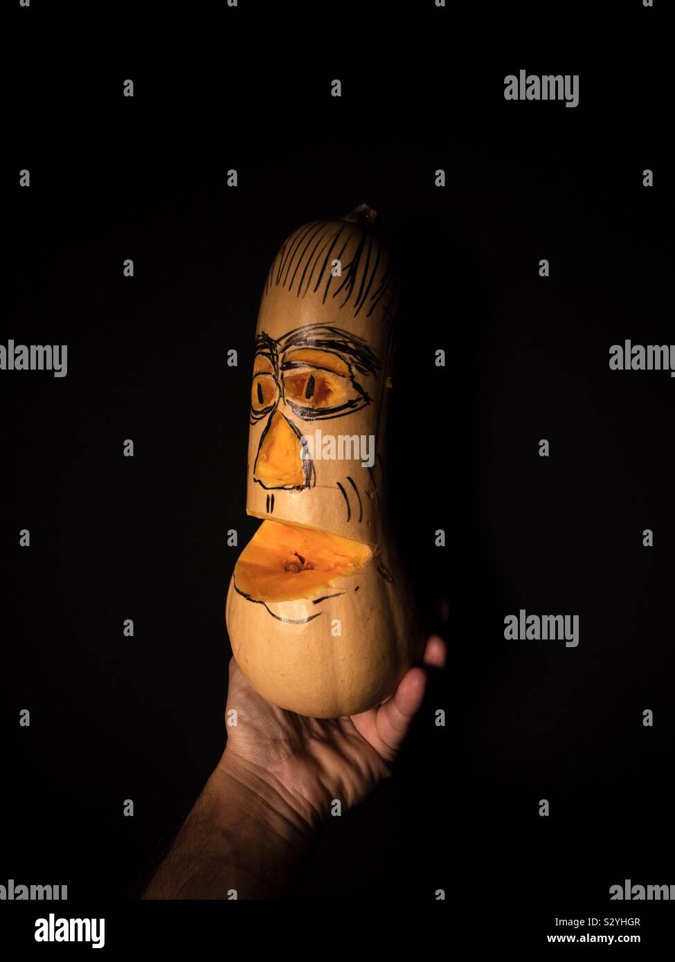 L'uomo tenendo un scolpito la zucca - Immagine stock catturata con smartphone