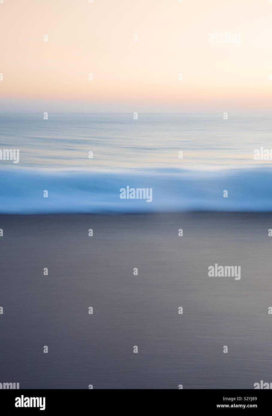 Una ethereal acqua Immagine di un onda in movimento con blue creando un bellissimo oceano sullo sfondo della natura al tramonto con spazio di copia - Immagine stock catturata con smartphone