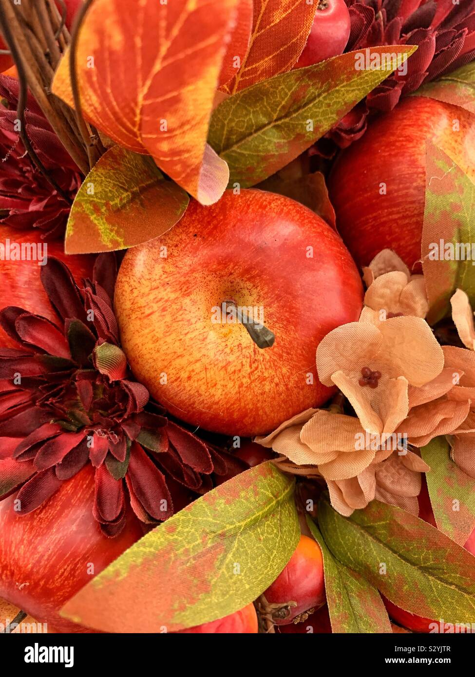 Apple in plastica e in verde e in arancione cadono le foglie di autunno home decor. - Immagine stock catturata con smartphone