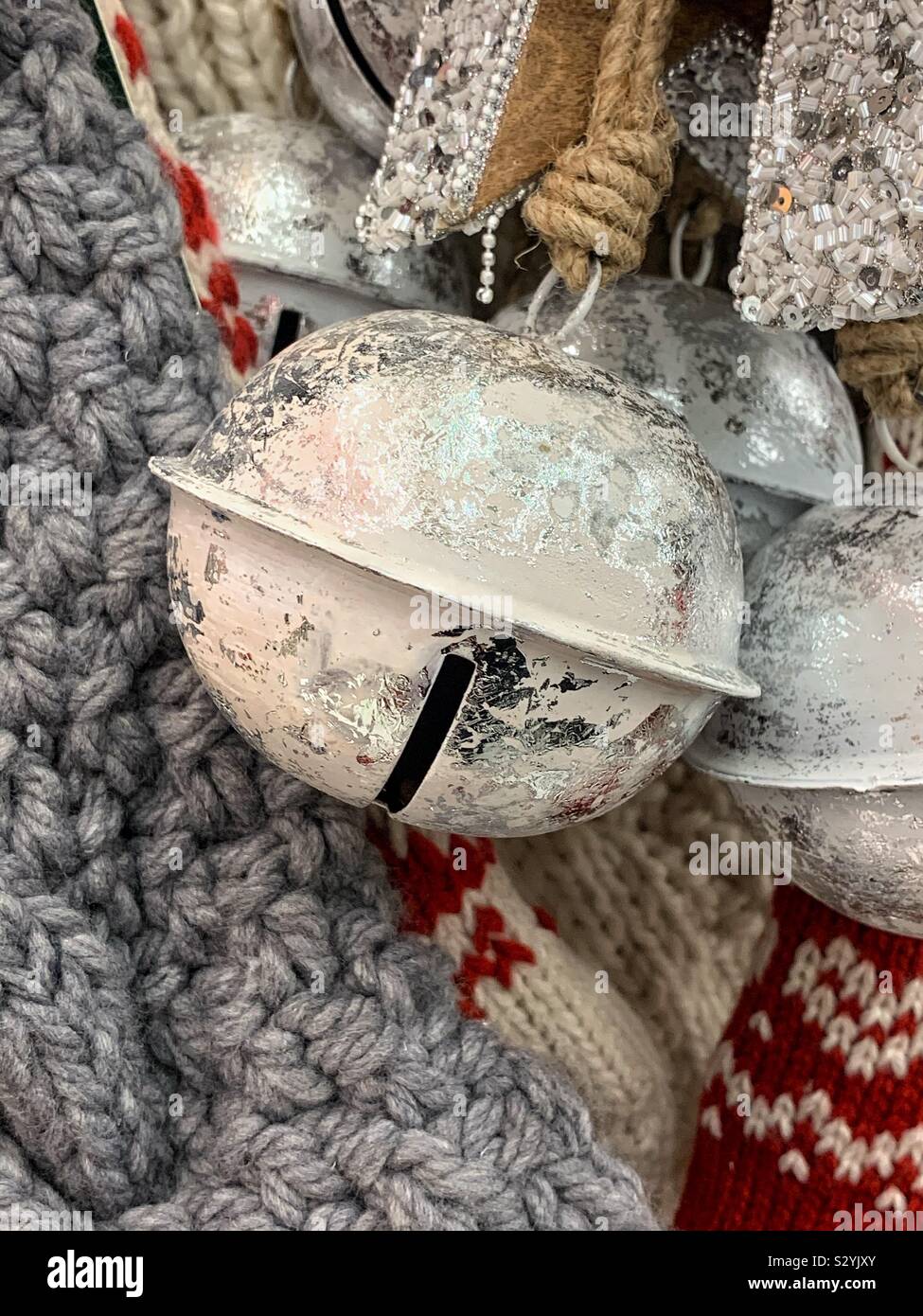 Argento jingle bell ninnolo impostato su una festa di Natale sfondo Foto Stock