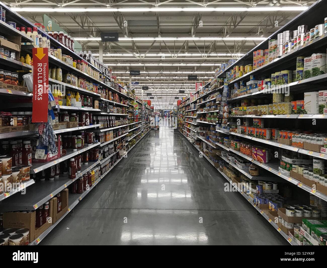 Columbus, Ohio/ STATI UNITI D'AMERICA - sett. 7, 2019: alimenti confezionati articoli per la vendita su ripiani sono visualizzati all'interno di un supermercato Walmart chain store. Foto Stock