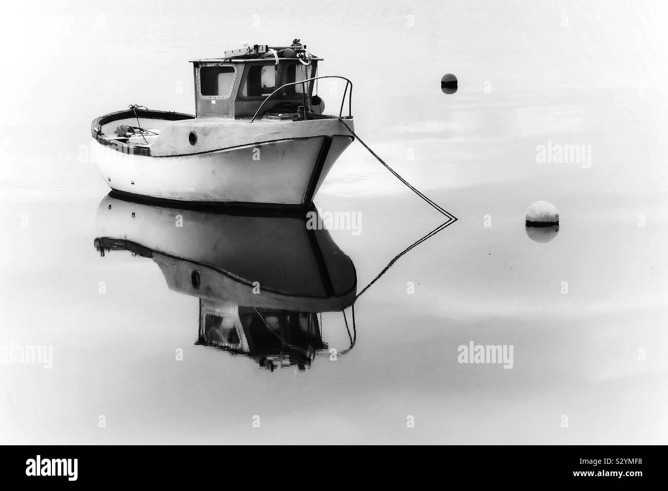 Mare calmo e piccola imbarcazione, porto di Irvine, Ayrshire, Scozia, - Immagine stock catturata con smartphone