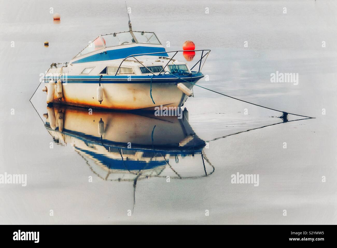 Imbarcazione a motore in un mare calmo - Immagine stock catturata con smartphone