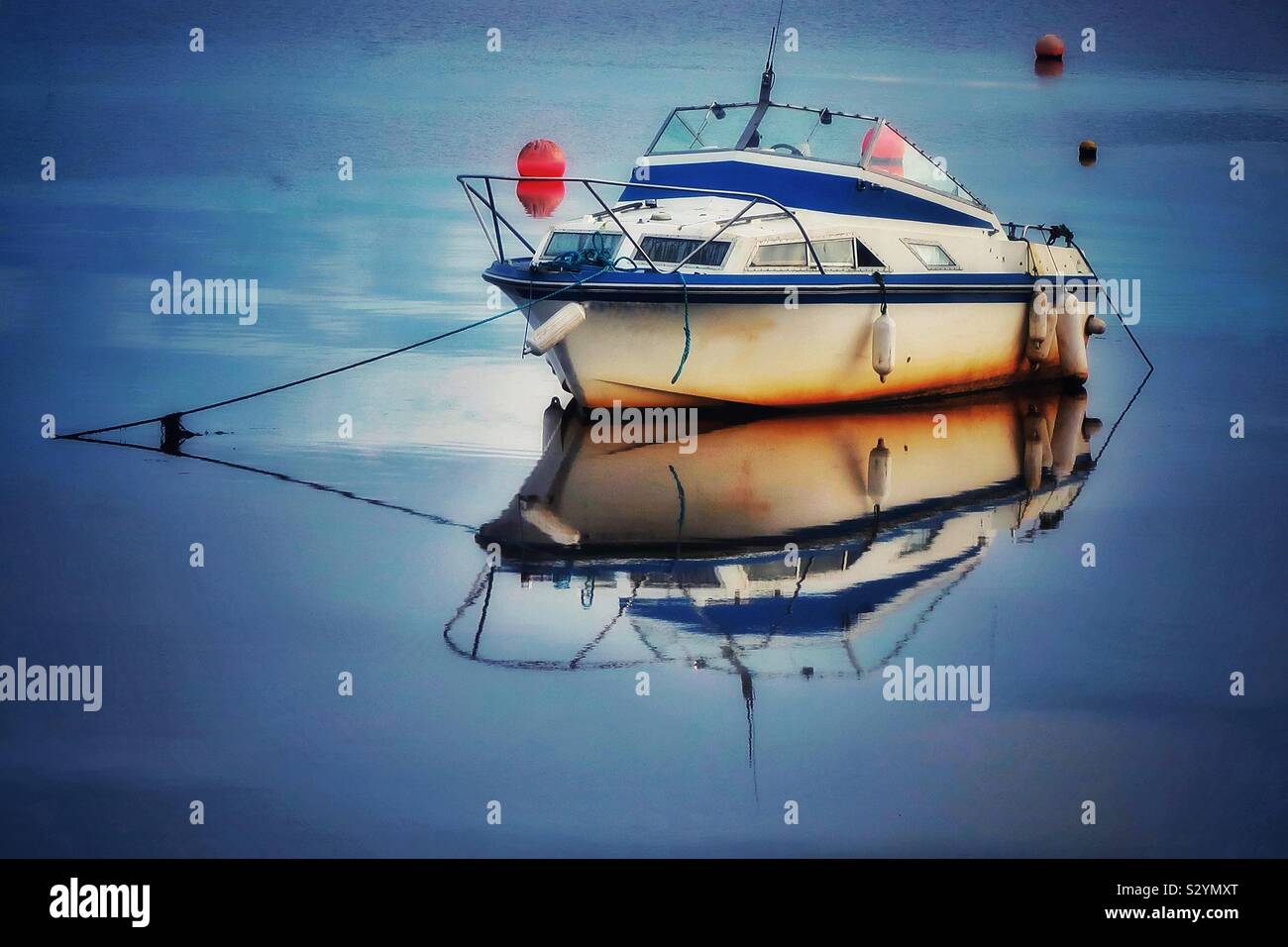 Motoscafo nel porto di Irvine, Ayrshire, Scozia, Regno Unito - Immagine stock catturata con smartphone