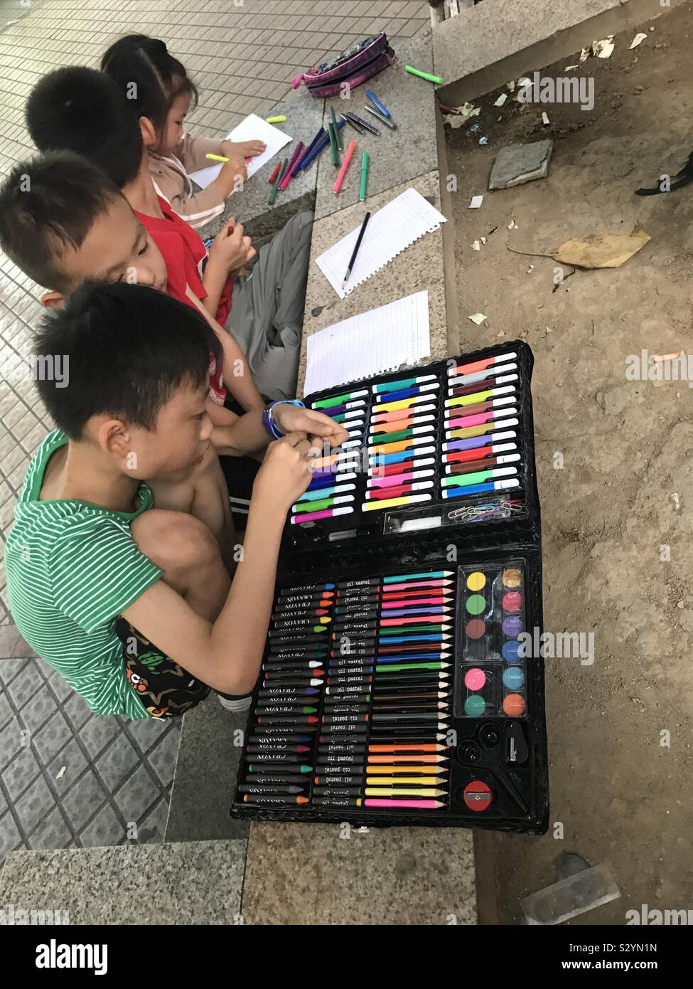 Bambini che giocano con i colori Foto Stock