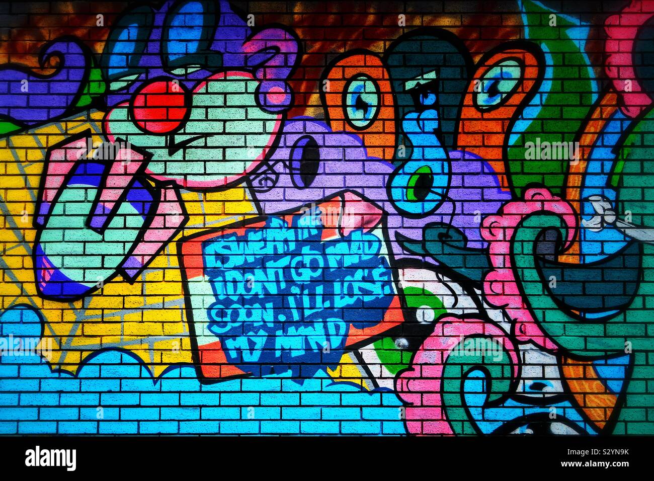 Coloratissimo graffito con logo - Immagine stock catturata con smartphone