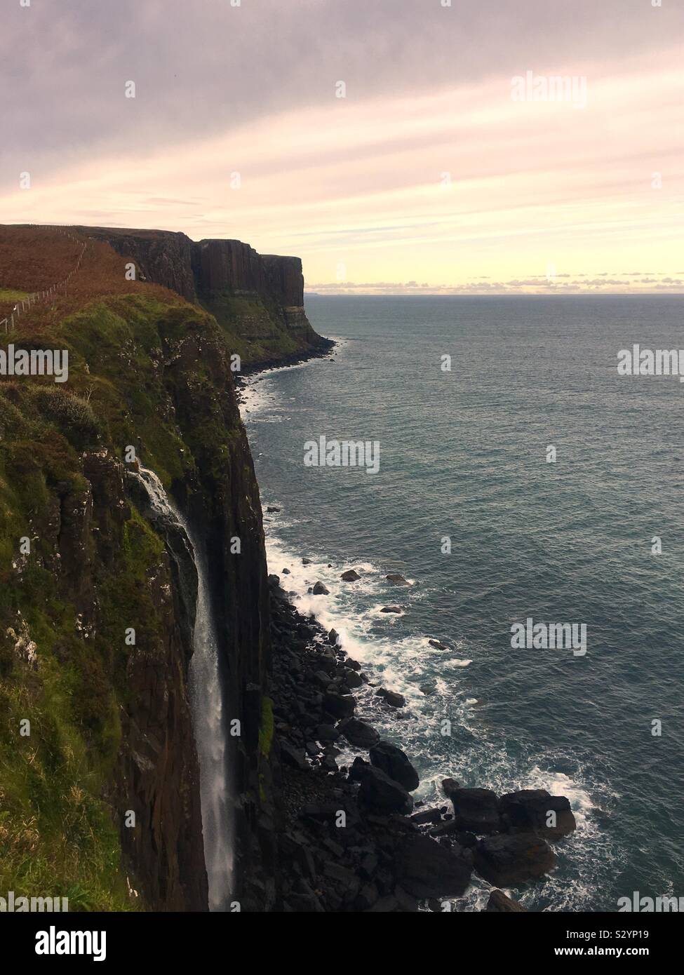 Kilt Rock e Mealt Falls, Isola di Skye Foto Stock