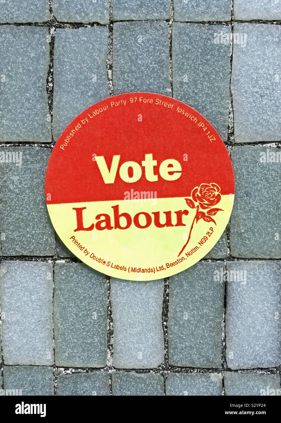 Un adesivo con lo slogan "voto" del lavoro su una parete due giorni prima del 2017 elezioni generali britanniche - Immagine stock catturata con smartphone