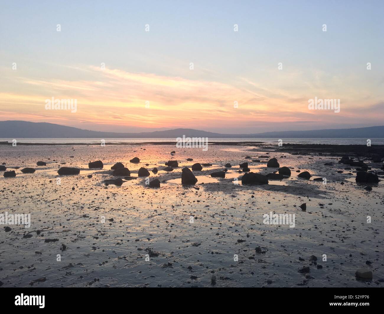 Tramonto costa rocciosa Foto Stock