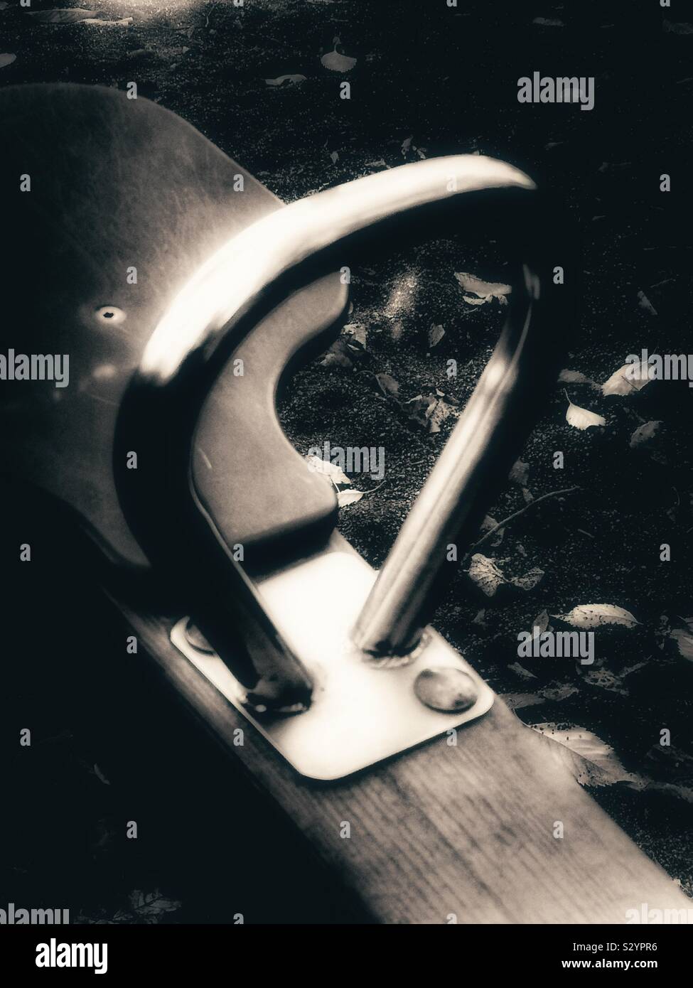 Maniglia in metallo grip e sedile in legno di altalena - Immagine stock catturata con smartphone