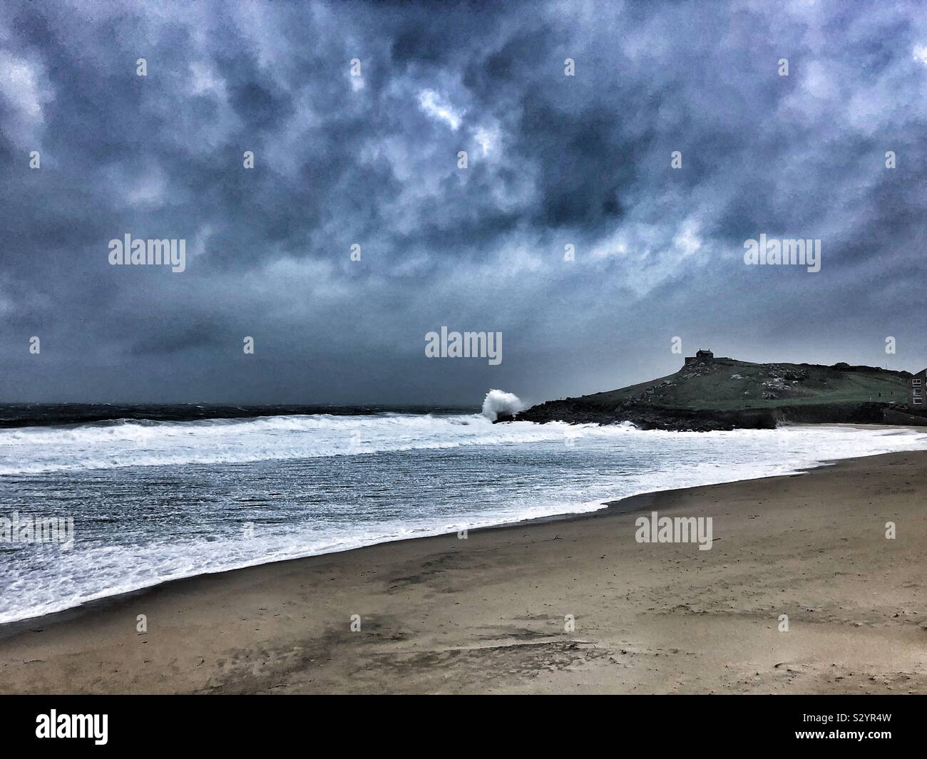 Mare mosso a Porthmeor Beach, St Ives durante una tempesta di autunno, Novembre. Foto Stock