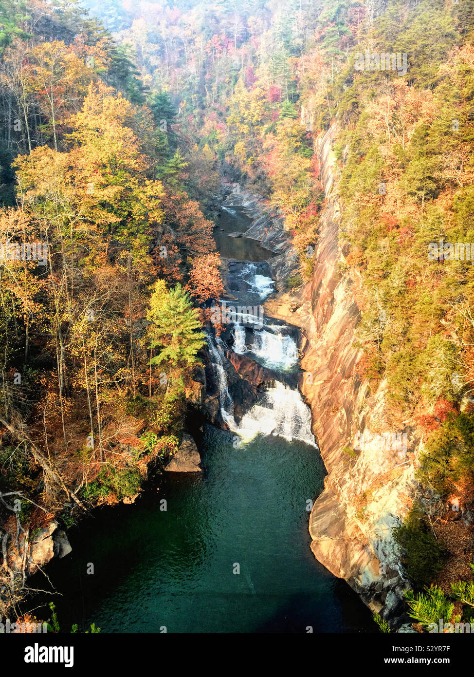 Guardando verso il basso nella gola Tallulah a Tempesta cade e Hawthorne cascata e piscina sul fiume Tallulah in Tallulah cade la Georgia. La stagione autunnale foglie di colore su Blue Ridge Mountains. Foto Stock