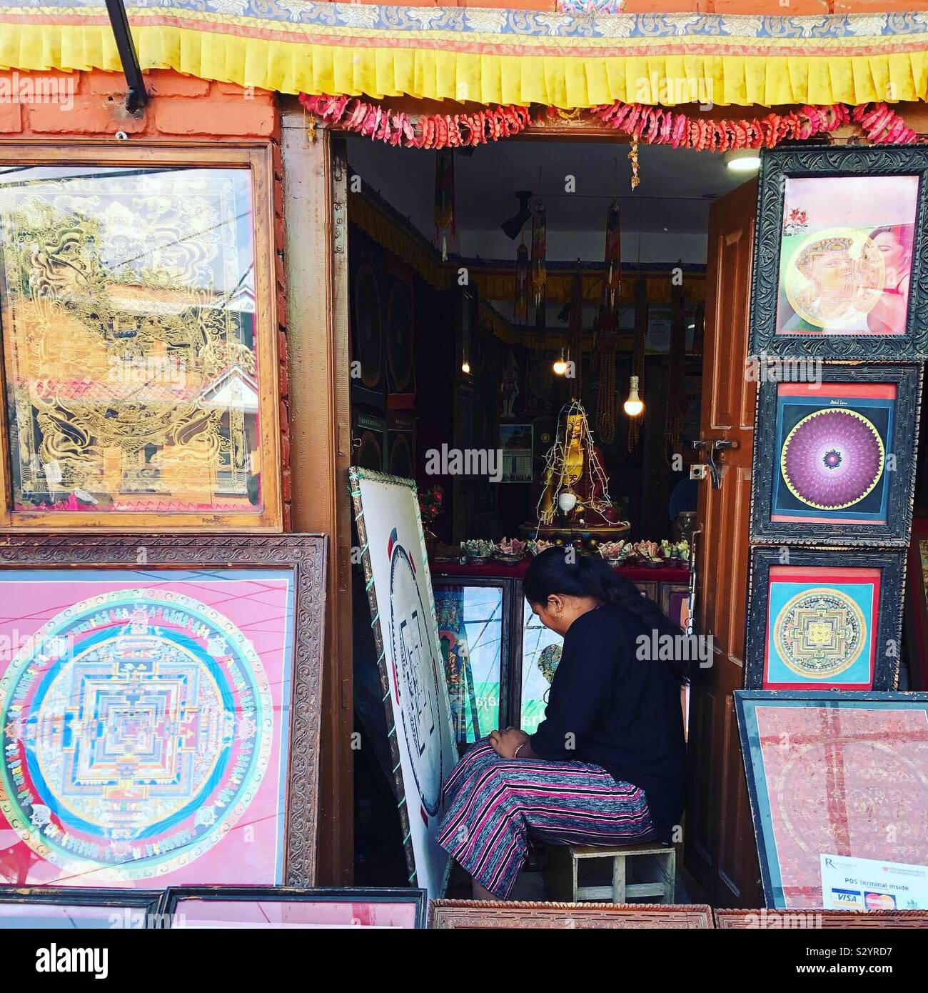 Un artista di verniciatura di un mandala a Kathmandu, Nepal. - Immagine stock catturata con smartphone