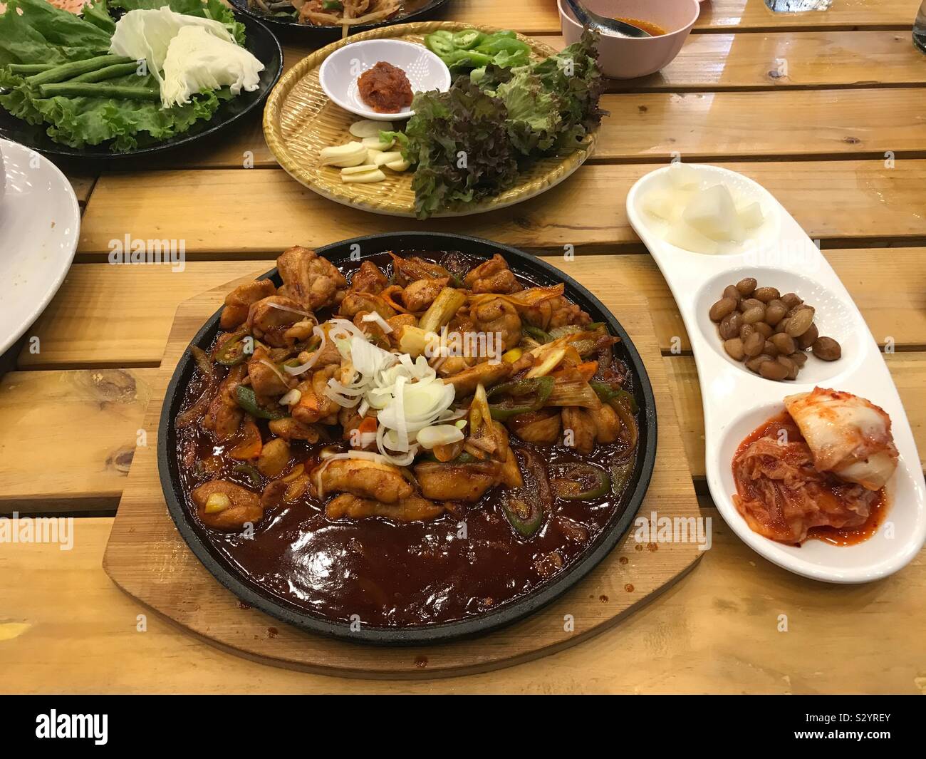 Bulgogi cibo Coreano letteralmente tradotto come "fuoco" a base di carne marinata con carne di maiale o di manzo. Piccante cucina asiatica con peperoncino e cipolle Foto Stock