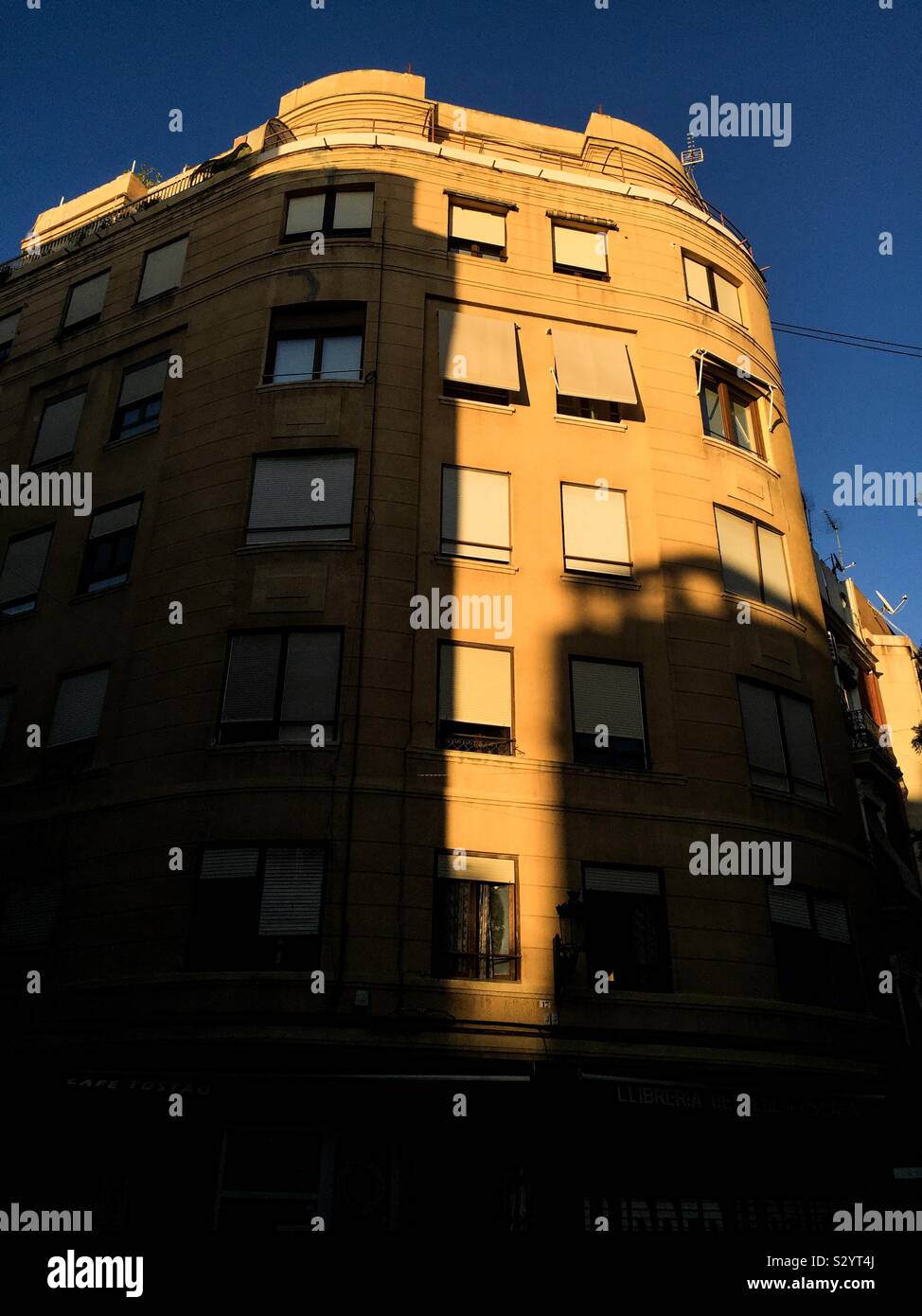 Facciata di un edificio con le ombre Foto Stock