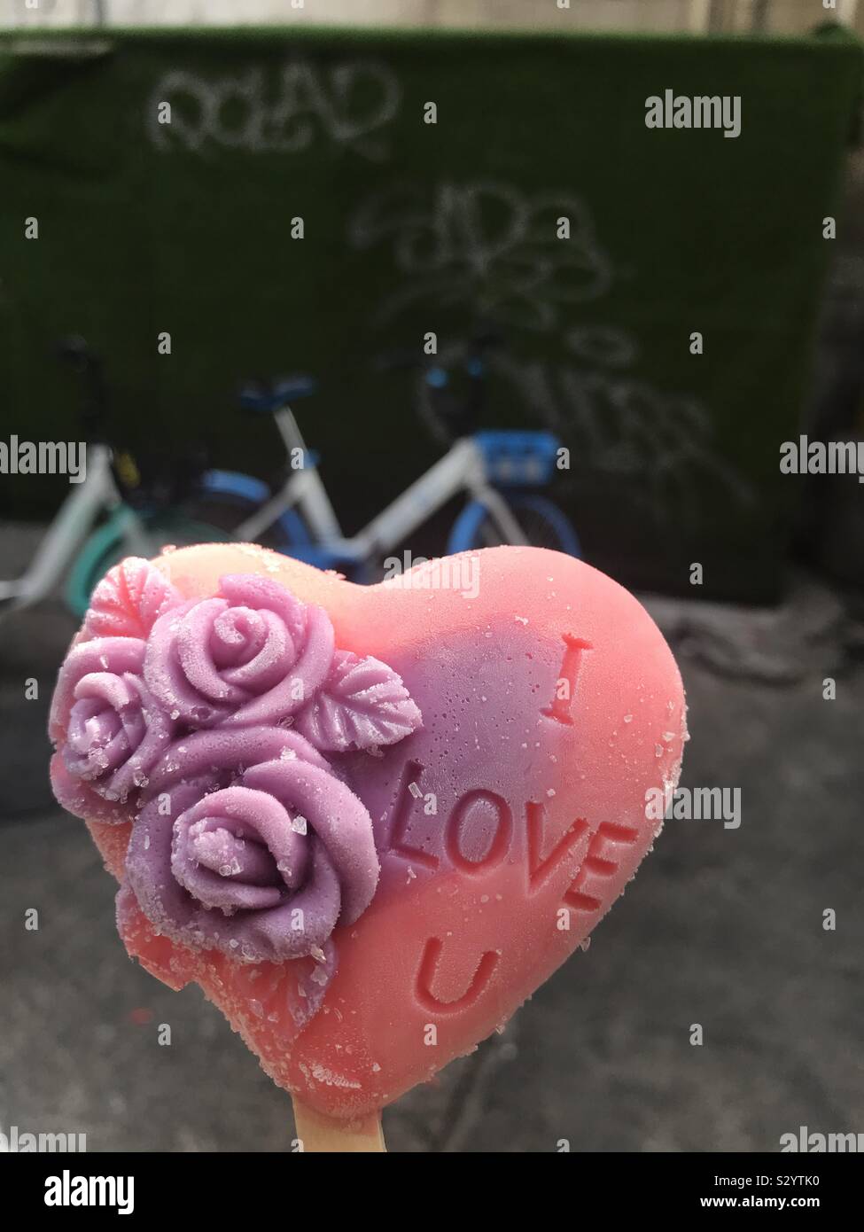 Il gelato come una forma di cuore con ti amo scritte Foto Stock