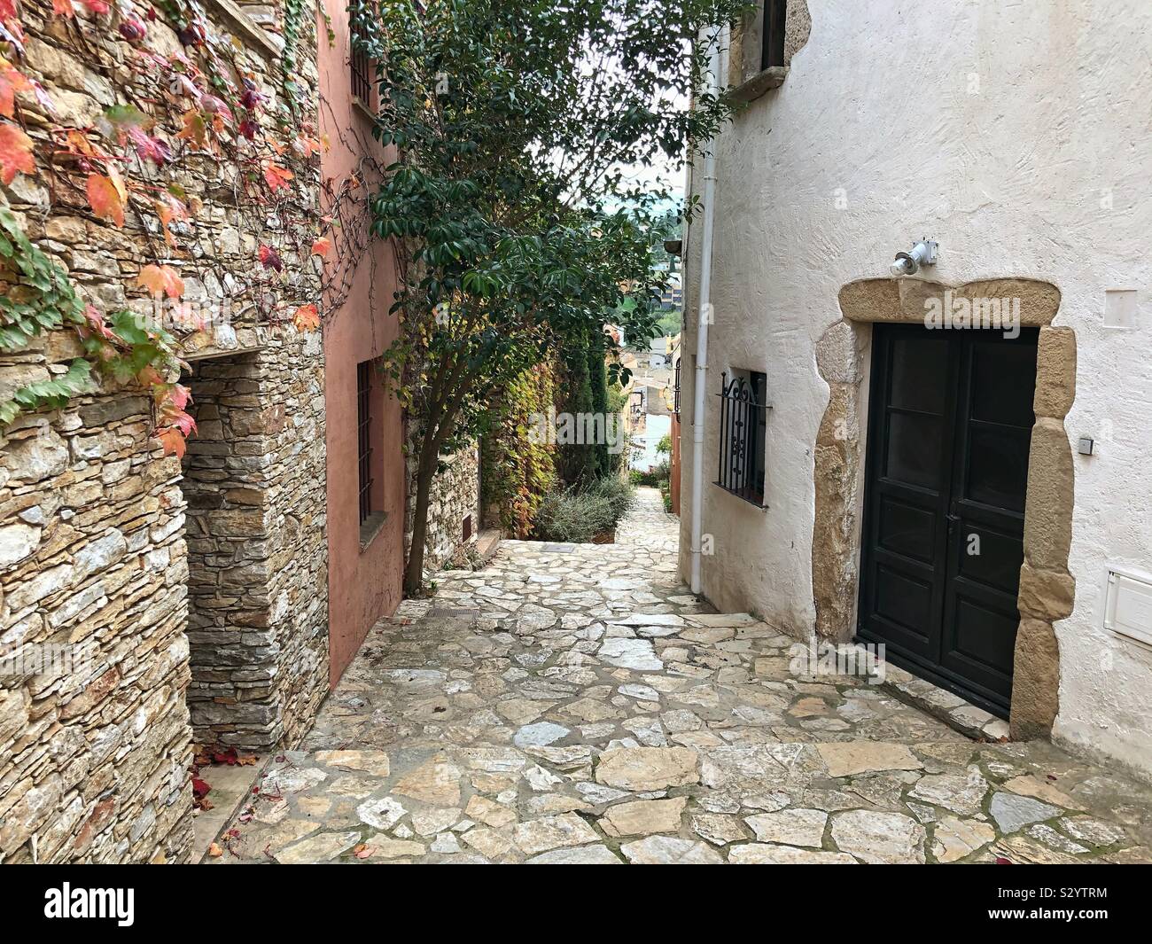 Carrer del Castell nella città vecchia Begur, Costa Brava, Spagna. Foto Stock