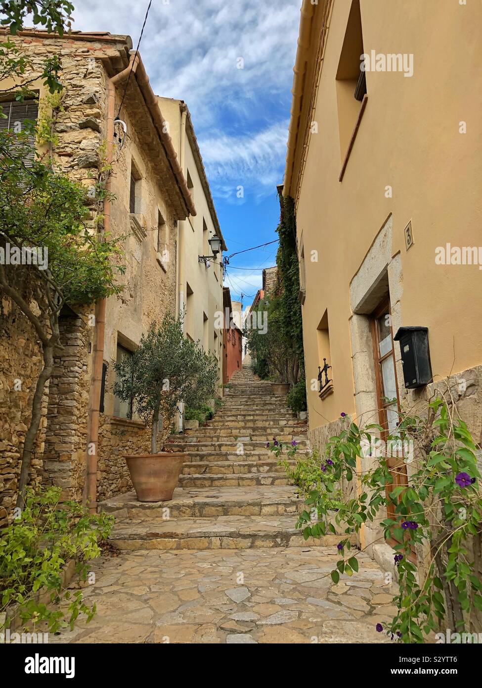 Ricerca di Carrer del Castell in Begur, Catalunya, la strada che conduce ai resti del castello sulla sommità della collina. Foto Stock